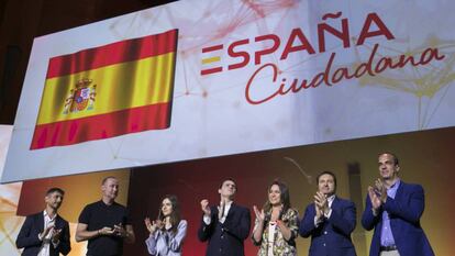 Albert Rivera, en el centro, en el acto del domingo donde fue presentada la plataforma patriótica.