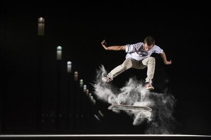 Marek Kazała practicando giros y saltos. Varsovia, Polonia. Categoría 'Masterpiece'. El fotógrafo y el patinador estuvieron 3 horas practicando con harina la sesión de fotos, finalmente encontraron el disparo perfecto.