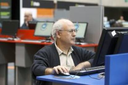 Un hombre utiliza un ordenador para navegar por la red en el "Internet Eguna" (Día de Internet). EFE/Archivo