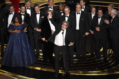 El director Peter Farrelly celebra el Oscar a mejor película.