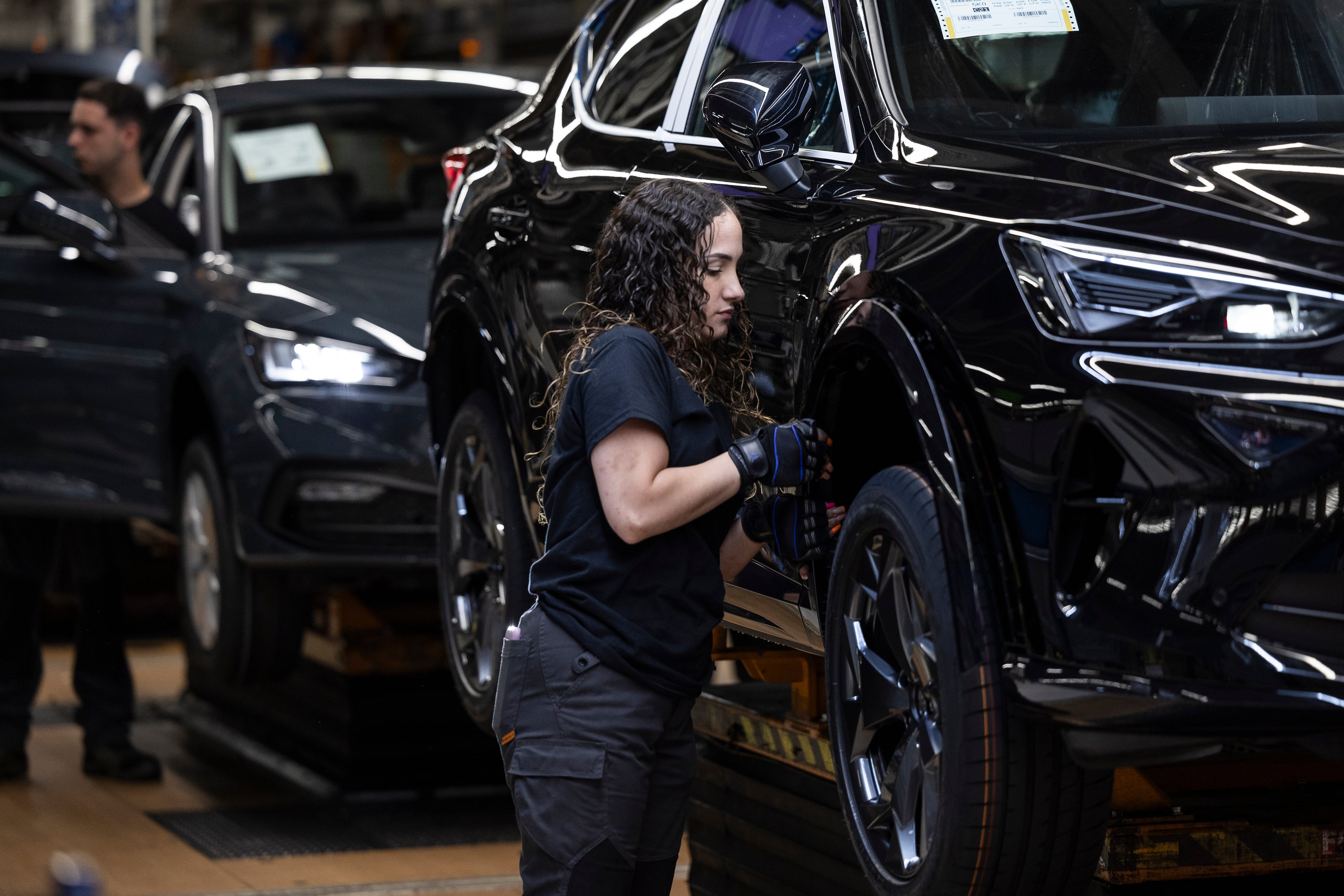 Una trabajadora en la línea de montaje de la fábrica de Seat en Barcelona, en junio de 2024.