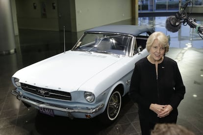 Gail Wise, de Chicago, ha sido localizada por Ford por ser la primera persona que compró un Mustang el 15 de abril de 1964, apenas dos días después de que empezase a comercializarse. A su espalda, el coche restaurado.