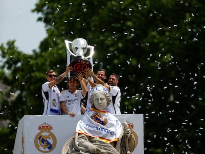 Los capitanes levantan el trofeo ante la Cibeles, este domingo.