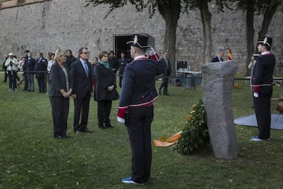 Artur Mas, al centre, a l'ofrena al fossar de Santa Eulàlia.