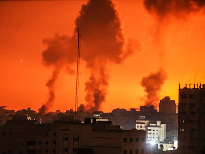 Columnas de humo tras un bombardeo israelí.