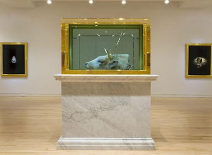 Vista de la exposición End of an Era (2009), en primer plano Bull&#39;s head, de Damien Hirst, en la galería Gagosian de Nueva York