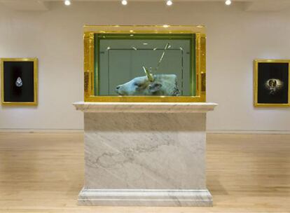 Vista de la exposición End of an Era (2009), en primer plano Bull's head, de Damien Hirst, en la galería Gagosian de Nueva York