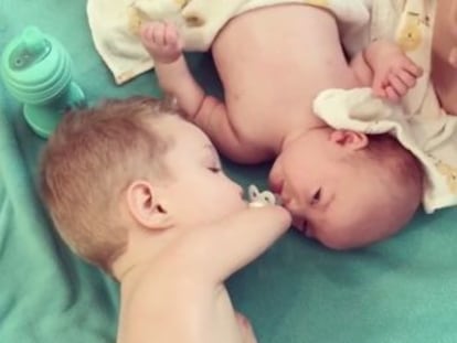 La madre de los menores, Kate Whiddon, publicó las imágenes en su perfil social y en pocos días se han viralizado