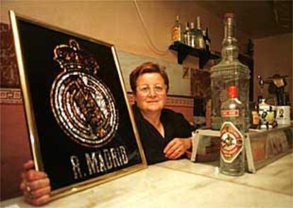 María del Pilar, dueña del único bar de El Chive muestra el escudo del Real Madrid.
