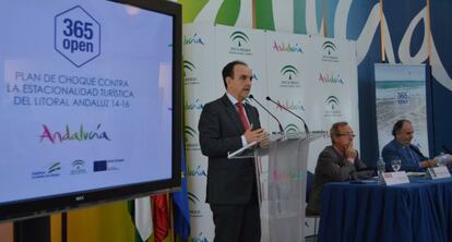 El consejero de Turismo durante la presentación del plan.