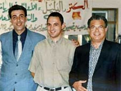 José Antonio Bernal, en el centro, con unos amigos en Bagdad.