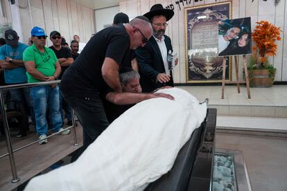 El padre de Noar Hassidim llora sobre el féretro de su hijo, muerto en el ataque de Hamas al kibutz de Kfar Aza. 