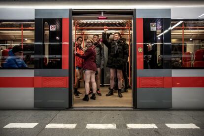 Un grupo de jóvenes participa en el evento 'No Pants Subway Ride' el 13 de enero de 2019 en Praga, República Checa. Este evento se celebra una vez al año por todo el mundo y empezó en 2002 en Nueva York, EE.UU.