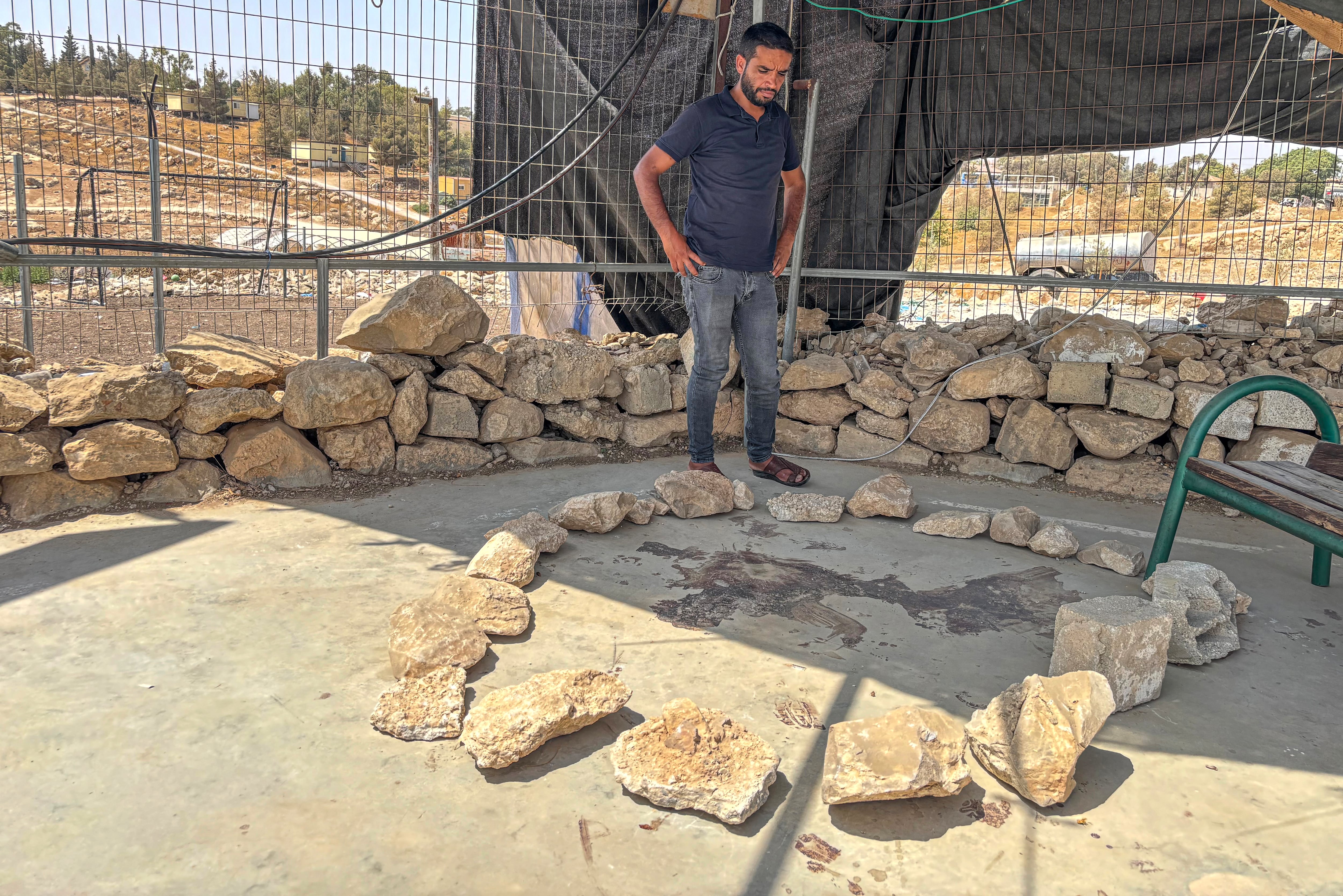 Khalil Hadalin, habitante de Um al Kheir, en el sur de Cisjordania, en el lugar donde su hermano Odeh fue asesinado por un colono, el 13 de agosto.