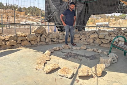 Khalil Hadalin, habitante de Um al Kheir, en el sur de Cisjordania, en el lugar donde su hermano Odeh fue asesinado por un colono, el 13 de agosto.