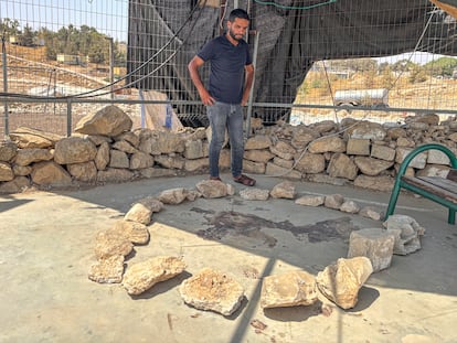 Khalil Hadalin, habitante de Um al Kheir, en el sur de Cisjordania, en el lugar donde su hermano Odeh fue asesinado por un colono, el 13 de agosto.