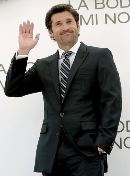 Patrick Dempsey se une a las estrellas que sacan un perfume bajo su nombre. Patrick Dempsey Unscripted cologne saldrá a la venta en noviembre. Durante la presentación del perfume, el actor ha revelado que, aunque hoy por hoy el médico más <i>sexy</i> de la televisión, durante sus años de adolescencia entendía muy poco de sensualidad. "Recuerdo especialmente la primera vez que utilicé colonia", ha comentado el actor, de 42 años. "Era un perfume Polo, de Ralph Lauren, y me eché toda la botella en el cuerpo. Era uno de esos chicos que siempre es mejor que sobre a que falte. Y todo el mundo me miraba y pensaba que era un <i>freakie</i> por usar tanta colonia".