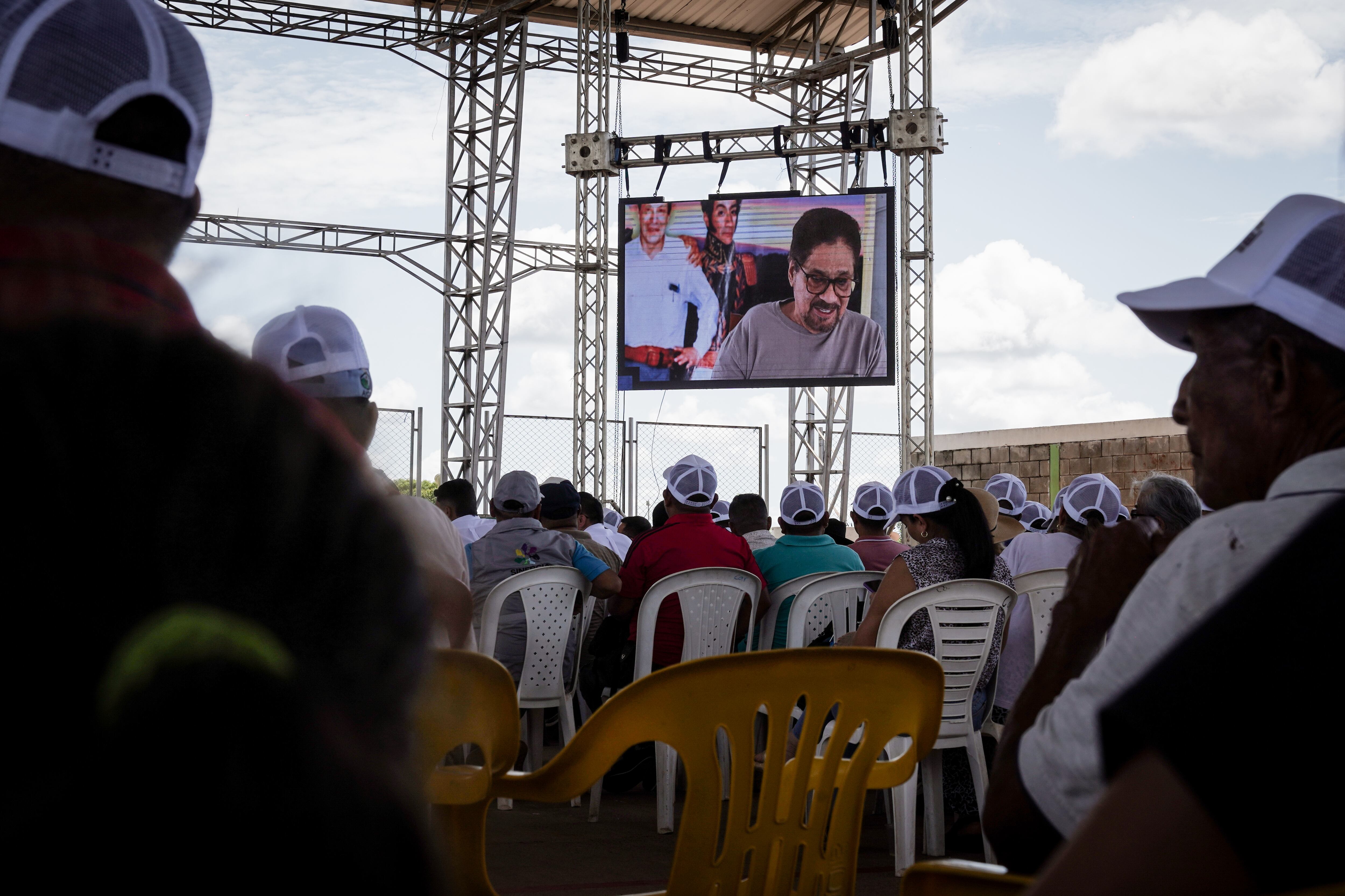 Una transmisión del video de Iván Márquez durante el Foro Binacional de Paz en Puerto Carreño, el 11 de mayo.