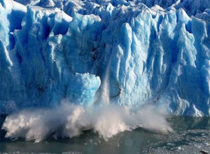 Desmoronamiento de hielo sobre el Canal de los Témpanos, en el Parque Nacional Los Glaciares, en la Patagonia argentina.