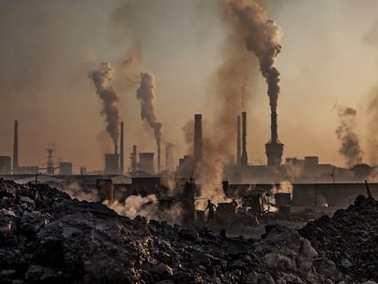 Columnas de humo de una fábrica de acero en Mongolia Interior (China).