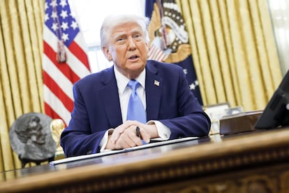 El presidente de EE UU Donald Trump durante la firma de varios decretos, el 4 de febrero en el Despacho Oval.