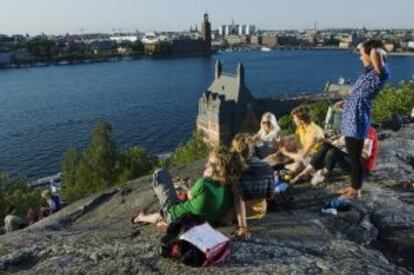 Jóvenes haciendo un 'pic-nic' en Mariaberget, en la isla de Sodermalm, en Estocolmo.