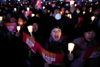 Vigilia con velas para condenar la declaración de la ley marcial del presidente de Corea del Sur, Yoon Suk-yeol, en Seúl el 4 de diciembre. 