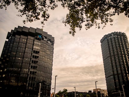 Torres La Caixa en Barcelona, que albergan la sede operativa del banco.