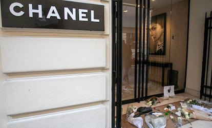 La tienda de Chanel en la rue Cambon de París, llena de flores y mensajes de condolencia por la muerte de Karl Lagerfeld.