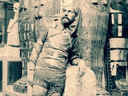 Eduard Toda, disfrazado de momia, en el Museo de El Cairo.