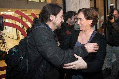 Pablo Iglesias saluda Ada Colau a la seu de Guanyem a Barcelona.