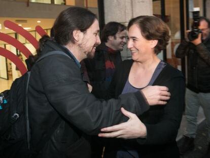 Pablo Iglesias saluda Ada Colau a la seu de Guanyem a Barcelona.