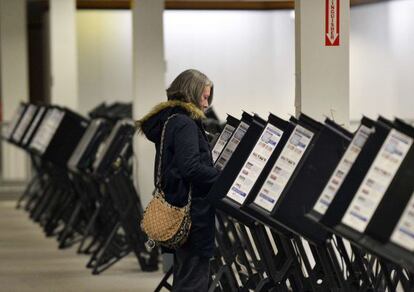 Una mujer vota pode adelantado en Columbus, capital de Ohio.