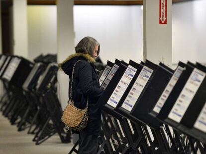 Una mujer vota pode adelantado en Columbus, capital de Ohio.