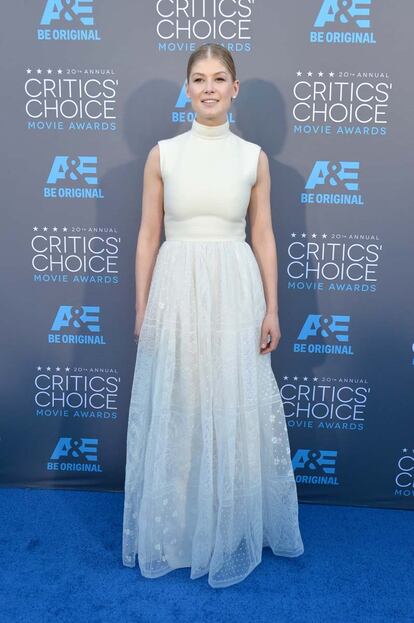 Rosamund Pike, nominada en la categoría de Mejor Actriz por su interpretación en Gone girl, eligió vestido blanco de Valentino.