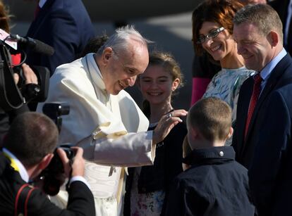 El Papa saluda a varios niños en su llegada al aeropuerto de Dublín, el 25 de agosto de 2018.  