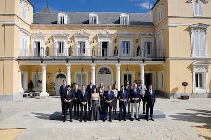 Alberto Núñez Feijóo, presidente del Partido Popular, liderando en la Cumbre de Presidentes del PP el pasado 6 de septiembre, junto a los 14 barones autonómicos, en el palacete de los Duques de Pastrana, en Madrid