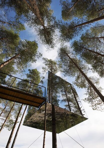 Cubo de cristal de los arquitectos Tham & Videgard en el Treehotel (Suecia)