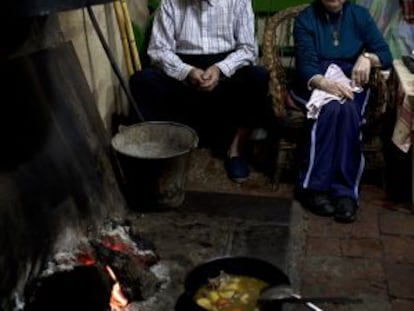 Felipe Ferreiro y su hija Carmen, en la cocina de la que fue venta de la Inés y antes del Alcalde, en el valle de Alcudia.