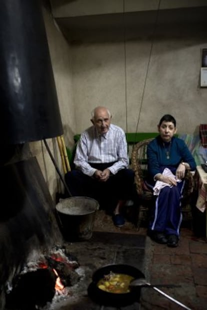 Felipe Ferreiro y su hija Carmen, en la cocina de la que fue venta de la Inés y antes del Alcalde, en el valle de Alcudia.