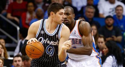 Vucevic, defendido por Ibaka durante el partido