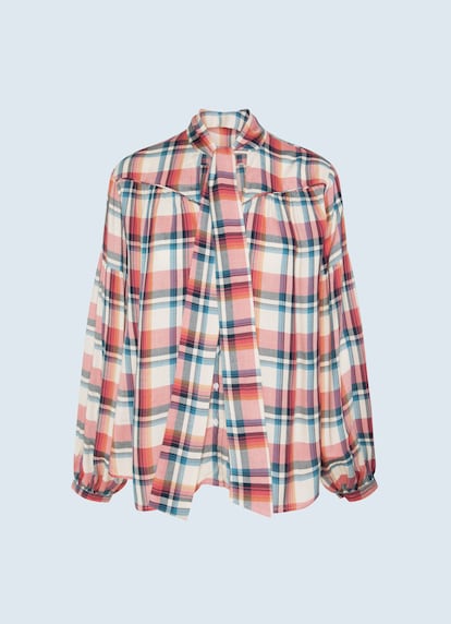 Con lazada al cuello y la manga ligeramente abullonada, esta camisa es perfecta para conseguir un estilo romántico con un toque rústico al mismo tiempo. Es de Pepe Jeans y tiene un precio de 69,90 euros.