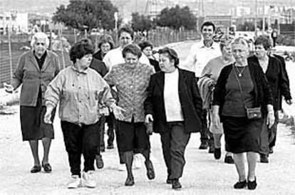 Mujeres del programa <i>Vamos de paseo,</i> junto a uno de los enfermeros.