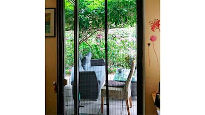 Mosquitera magnética sobre fondo blanco.