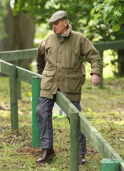 En la imagen, saltando una cerca, con 88 años, durante las carreras de caballos de Windsor (Inglaterra) en 2009. A pesar del esfuerzo físico su elegancia no se descompone.