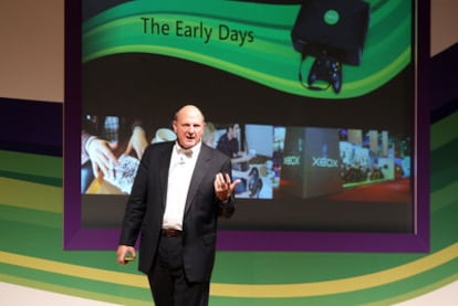 El consejero delegado de Microsoft se quitó la corbata para agradar a los asistentes a la presentación de Kinect.