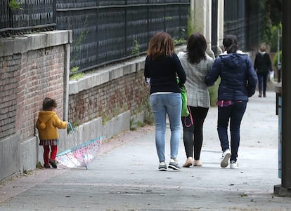 Una niña y varios adultos, en el centro de Madrid durante la pandemia de coronavirus.