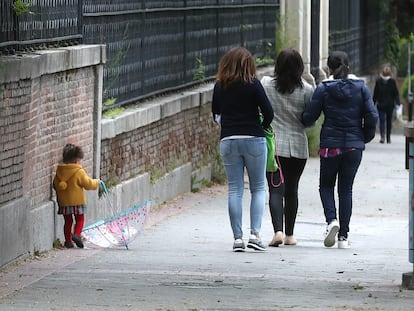 Passers-by in Madrid during the coronavirus epidemic.