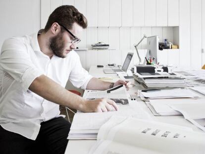 El diseñador gráfico Óscar Germade, autor del rediseño de El País Semanal, en su estudio de Barcelona.