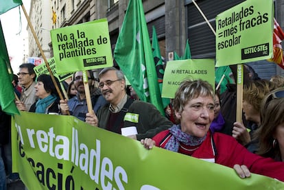 Manifestación convocada por varios sindicatos frente a la estatua de Ramón Berenguer en Via Laietana, Barcelona.